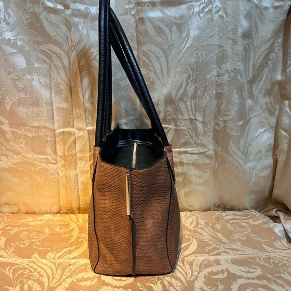Gianni Bini brown reptile print winged tote. B2A6 - Picture 3 of 9